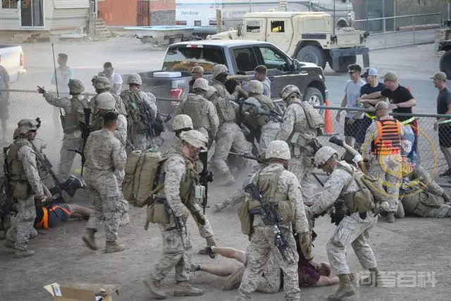 美军战术代号太多你都懂吗?大兵抬担架运送平民这是啥课目?-图片2