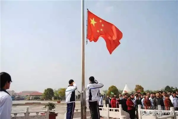 升国旗时我应该做什么?