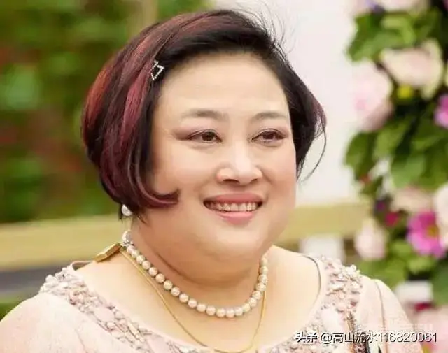泰国国王近日公开纳妃,泰国国王有多少妃子,泰国是一夫一妻制吗?-图片2