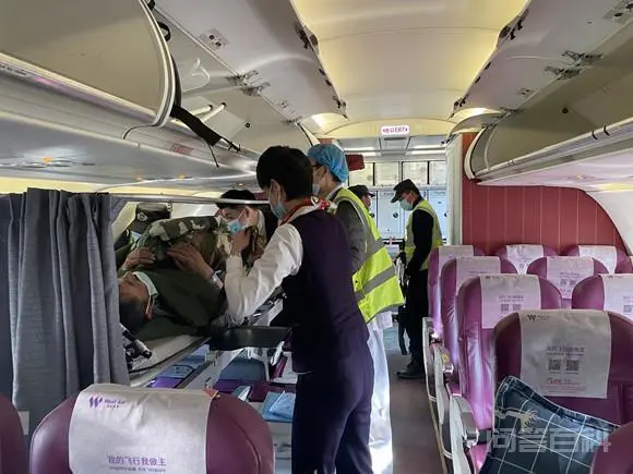 飞机上的“专属服务”!放倒9个座位给受伤乘客装担架-图片1