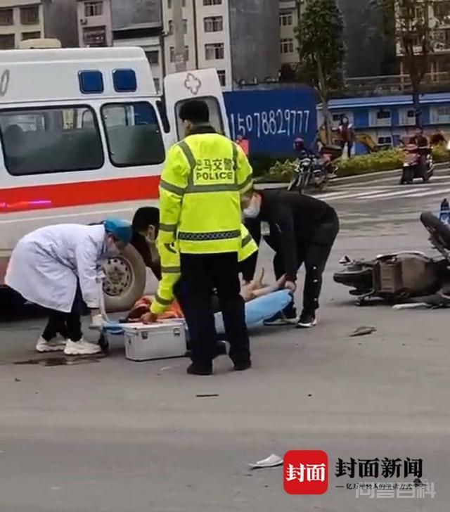 广西120急救人员致车祸伤者掉下担架 网友质疑不专业造成二次伤害-图片1