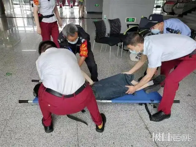 轮椅不行换担架!为抢救晕倒乘客,地铁警方用心了-图片1