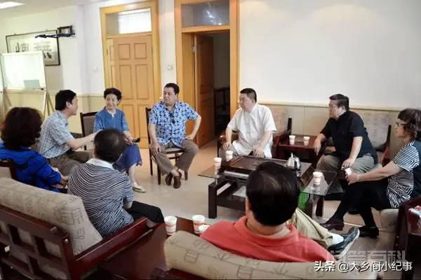 四川人管“聊天”叫“摆龙门阵”,安徽人管“聊天”叫“叙话”,你们老家聊天叫啥?-图片1