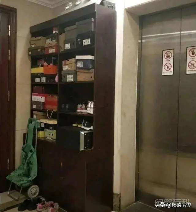 邻居楼道里放鞋柜,鞋,物业管不了,怎么办?-图片1