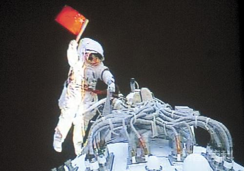 中国空间站航天员首次出舱!为何行走10米距离,却需要20分钟?