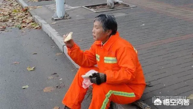 湖北武汉“环卫工借排气管暖手”新闻引发数十万网友转评,这事你怎么看?-图片2