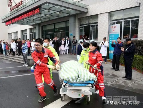 120急救车上的医护人员有义务把不能动的患者从家中抬下楼吗?-图片2