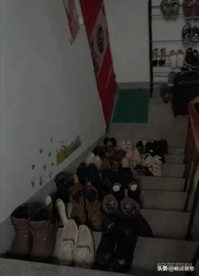 邻居楼道里放鞋柜,鞋,物业管不了,怎么办?-图片2