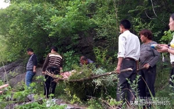 野外生存技能:户外遇到队友受伤如何快速制作一个担架?5种方法-图片17