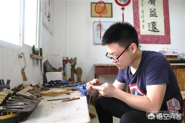 武汉生物工程学院一理科男生两年手工制作百余件木艺送给同学,你怎么看?-图片1