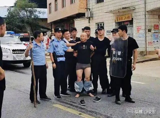 江西杀3人嫌犯曾春亮落网时,警方抓捕时为何扒掉他的裤子?-图片3