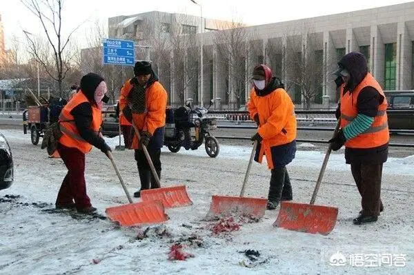 湖北武汉“环卫工借排气管暖手”新闻引发数十万网友转评,这事你怎么看?-图片1