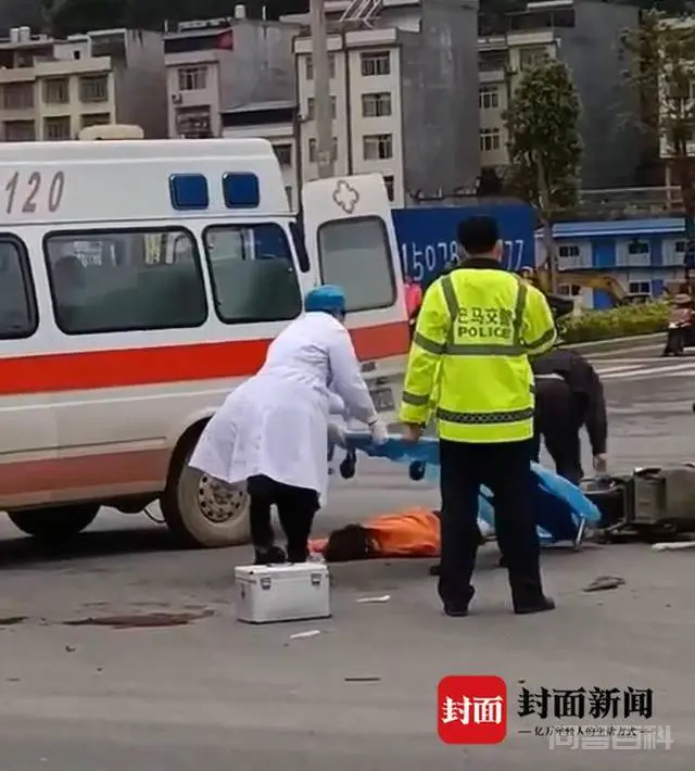 广西120急救人员致车祸伤者掉下担架 网友质疑不专业造成二次伤害-图片2