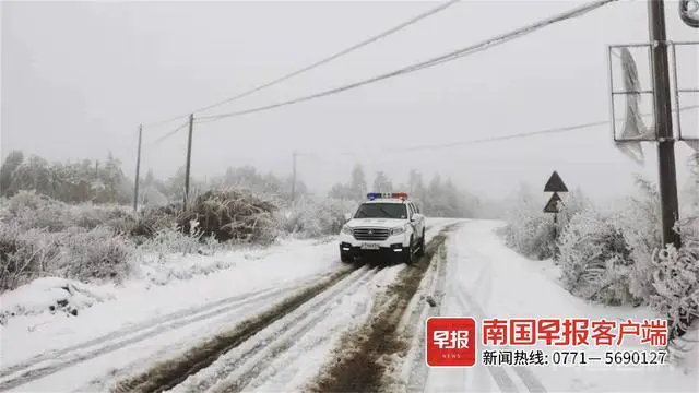 路面结冰车辆无法通行,交警与村民用自制担架徒步护送重病老人出山就医-图片1