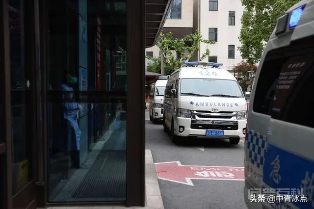 上海120大堵车:1天来电达9.1万,担架床被医院“压”了,救护车最长等7小时才接单,有病人私家车心肺复苏-图片1