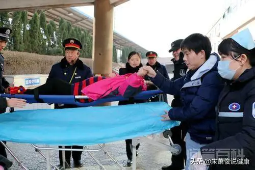 120急救车上的医护人员有义务把不能动的患者从家中抬下楼吗?-图片3