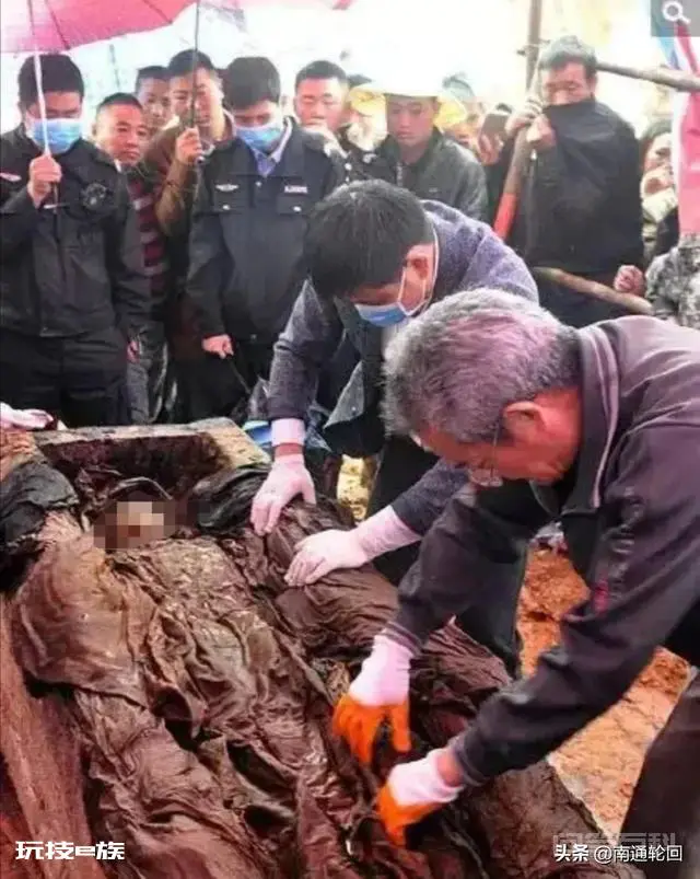 江西挖出明代古墓,为什么棺内女尸能保持完好还流出清水?-图片1