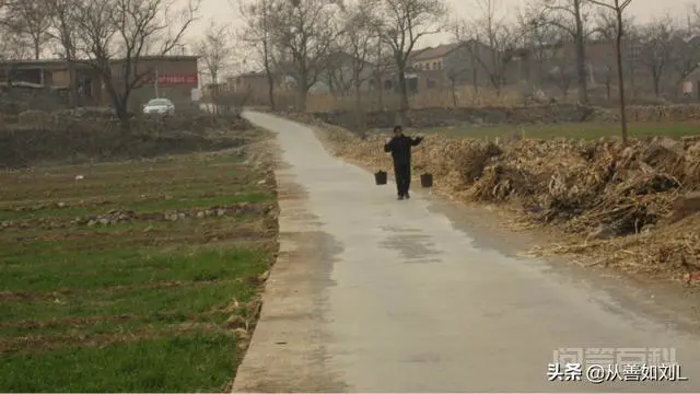 村里修路向村民收费,合理吗?-图片1