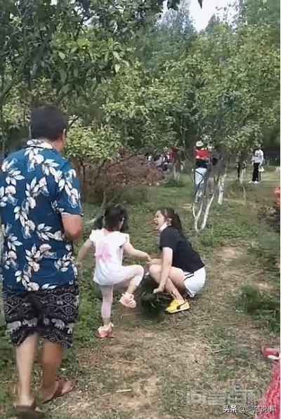女子强抱孔雀拍照,还拔羽毛给孩子玩,孔雀惨叫连连,你有何看法?-图片5