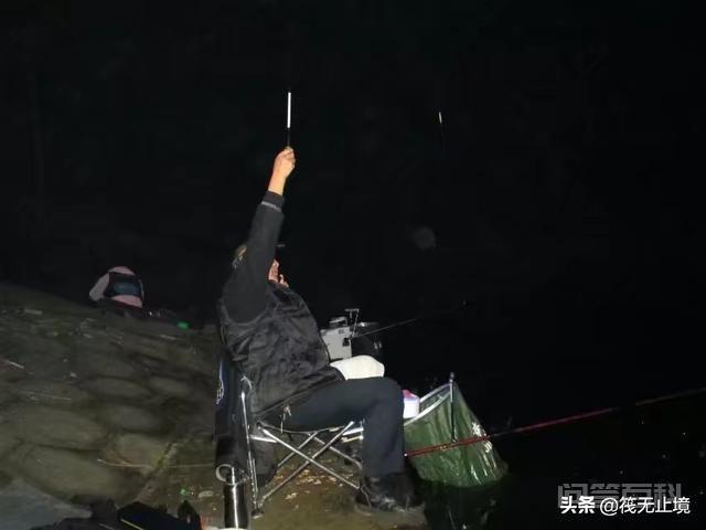夜钓碰上大鱼将鱼竿拉走如何处理?-图片2
