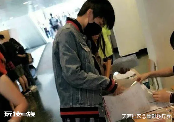 TFboy 王俊凯低调报到 10几分钟速战速决快闪离去-图片1