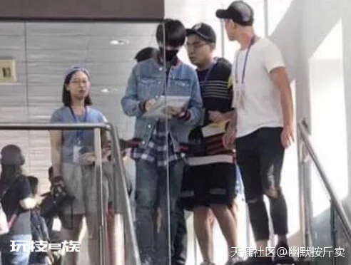 TFboy 王俊凯低调报到 10几分钟速战速决快闪离去-图片3
