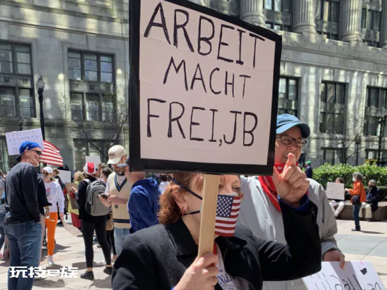 美国反封锁抗议者挥舞奥斯维辛集中营上的“劳动创造自由”标语-图片1