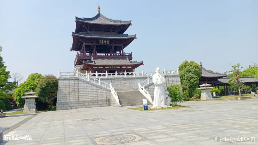 一桥遥看琵琶亭,临山背水含五行;庐山五老俯首望,京都少女遇叟行。-图片2