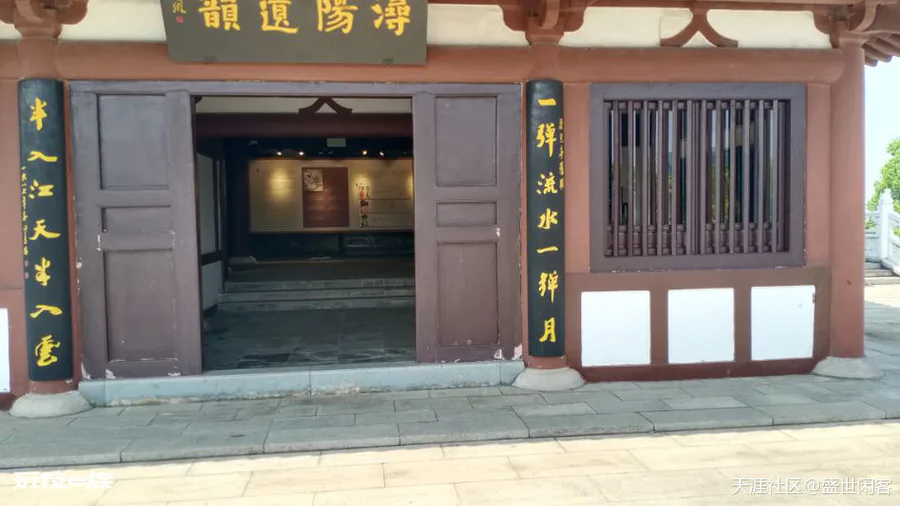 一桥遥看琵琶亭,临山背水含五行;庐山五老俯首望,京都少女遇叟行。-图片3