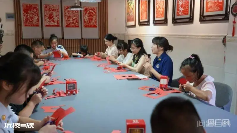 湖南邵阳:非遗传承人用剪纸剪出“消防超人”-图片1