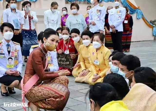 新宠曝光,诗妮娜出席活动被女侍从抢风头,长相清秀满身徽章-图片1