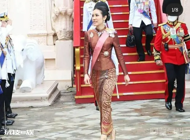 新宠曝光,诗妮娜出席活动被女侍从抢风头,长相清秀满身徽章-图片4
