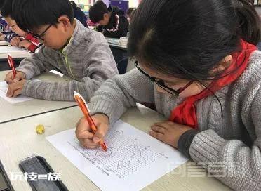 咔~哒~圆珠笔为啥按一下出「两」声?-图片1