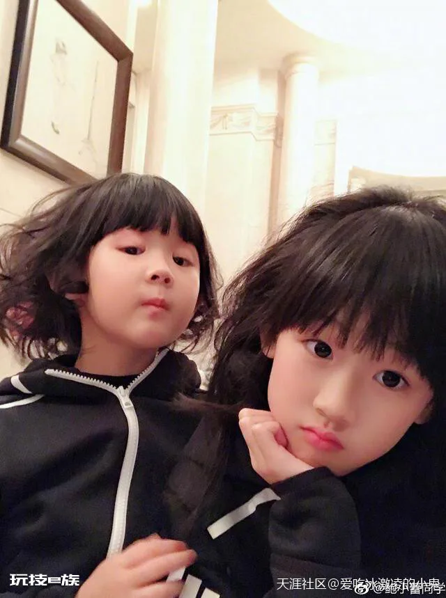 鲍蕾给贝儿和小叶子烫了同款卷发,再也分不清姐姐和妹妹了-图片2