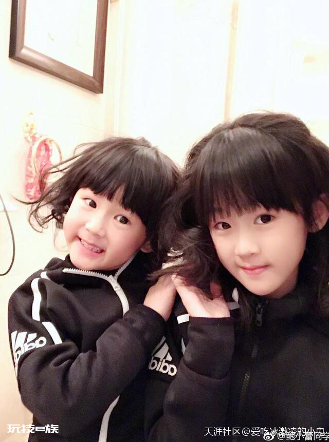 鲍蕾给贝儿和小叶子烫了同款卷发,再也分不清姐姐和妹妹了-图片3