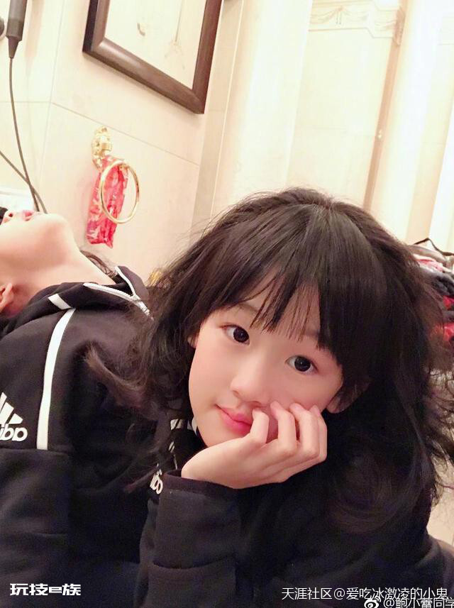鲍蕾给贝儿和小叶子烫了同款卷发,再也分不清姐姐和妹妹了-图片4