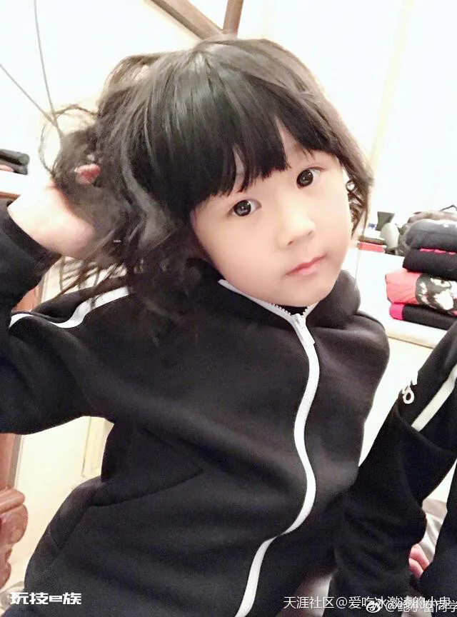 鲍蕾给贝儿和小叶子烫了同款卷发,再也分不清姐姐和妹妹了-图片5