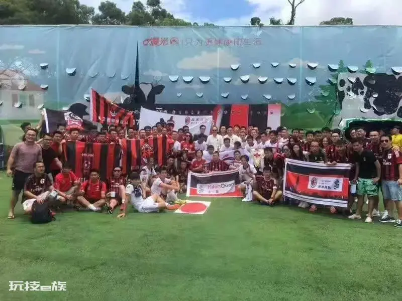 红黑情缘飘扬西域:新疆米兰球迷协会-中国千家球迷会巡展-图片2