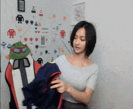 搞笑GIF趣图:穿衣服的还真怕光腚的-图片1