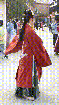 搞笑GIF趣图:穿衣服的还真怕光腚的-图片4