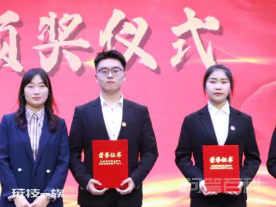 团支书和班长哪个大?