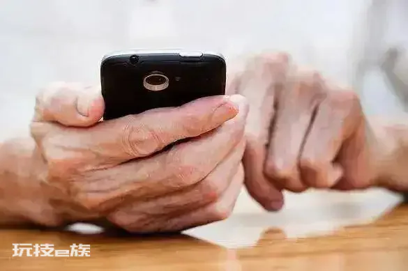 银发“低头族”,老年人碰到的新问题-图片1