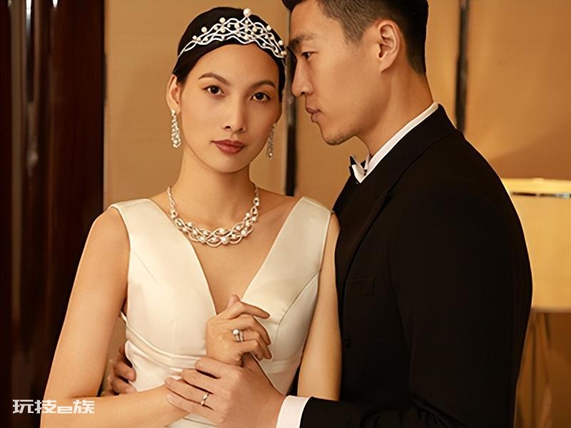 已婚戒指应该戴在哪个手指女（结婚戒指女方戴哪只手）-图片2