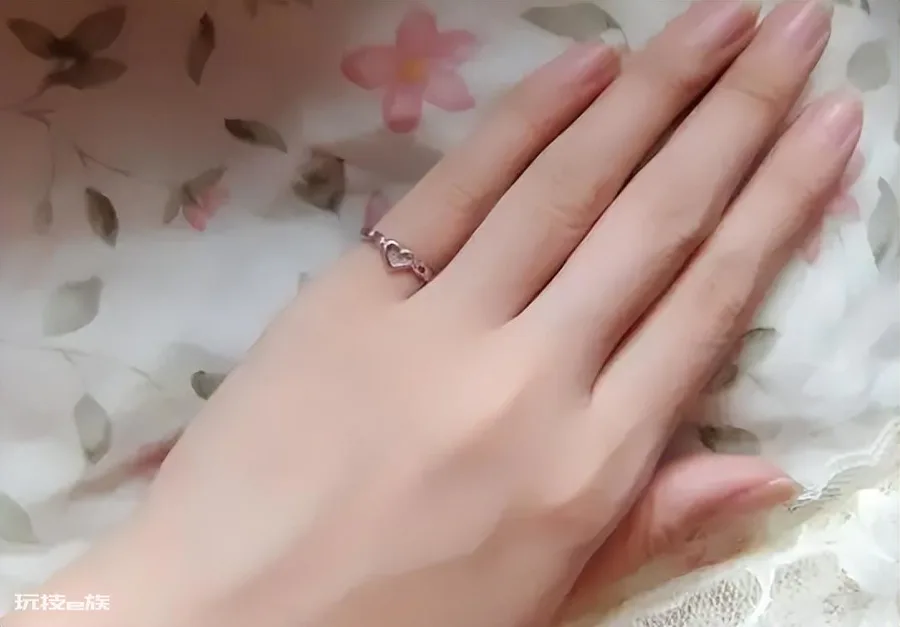 小拇指带戒指怎么说(每个手指戴戒指的含义是什么)-图片2
