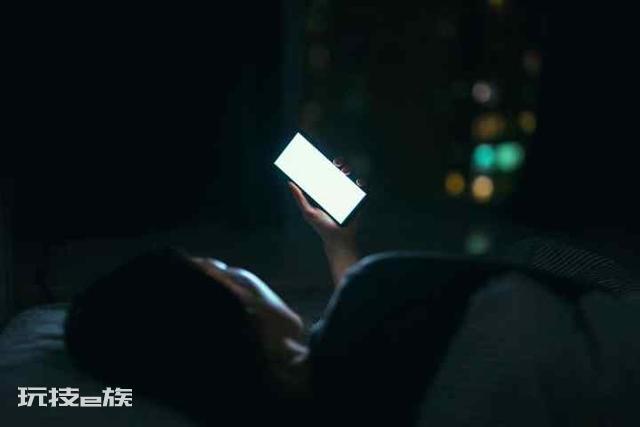 再这样玩手机,你可能真的会失明!-图片2