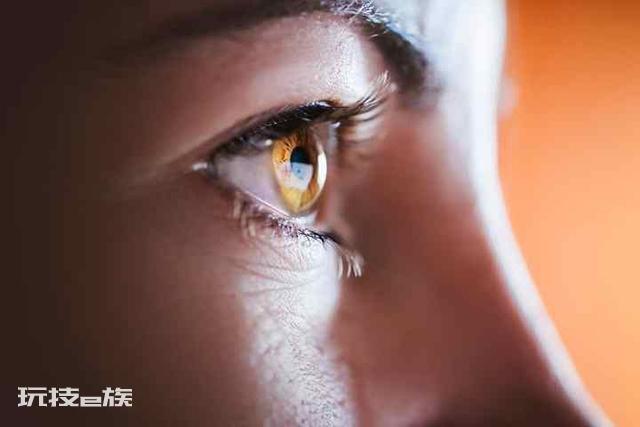 再这样玩手机,你可能真的会失明!-图片3