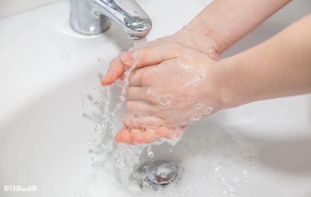 吃大蒜、盐水漱口等能预防新冠?18个涉疫谣言,别信!-图片2