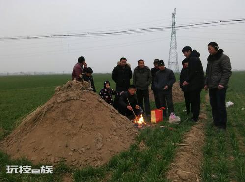 坟头草能不能拔掉(农村上坟扫墓锄坟头草是非常有讲究的)-图片2