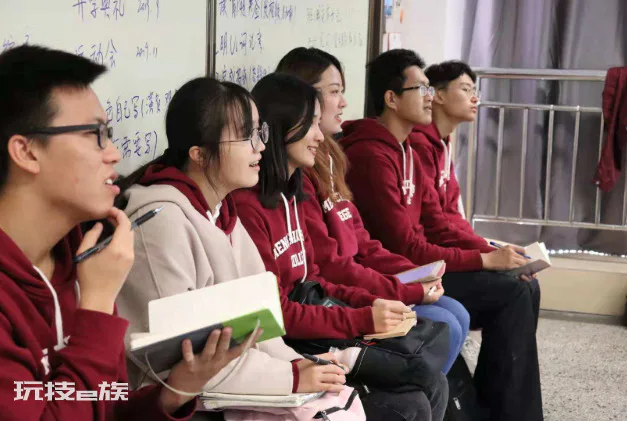 教师一个月多少钱工资(在编教师的工资待遇如何)-图片8