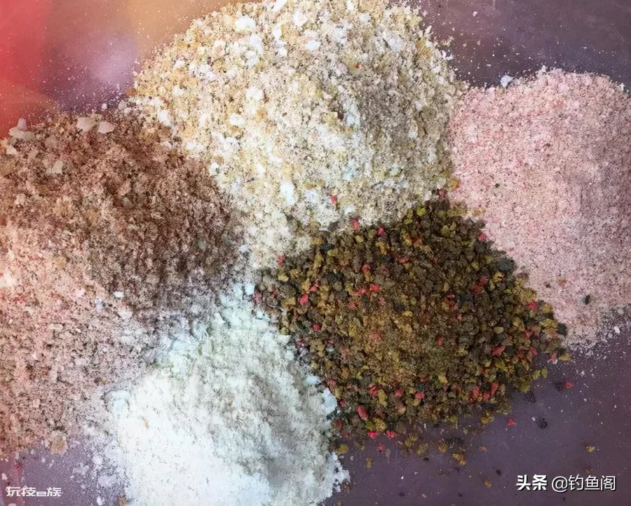 秋钓鲤鱼鱼饵配方分享(秋季钓鲤鱼这样配饵料嘎嘎上鱼)-图片1